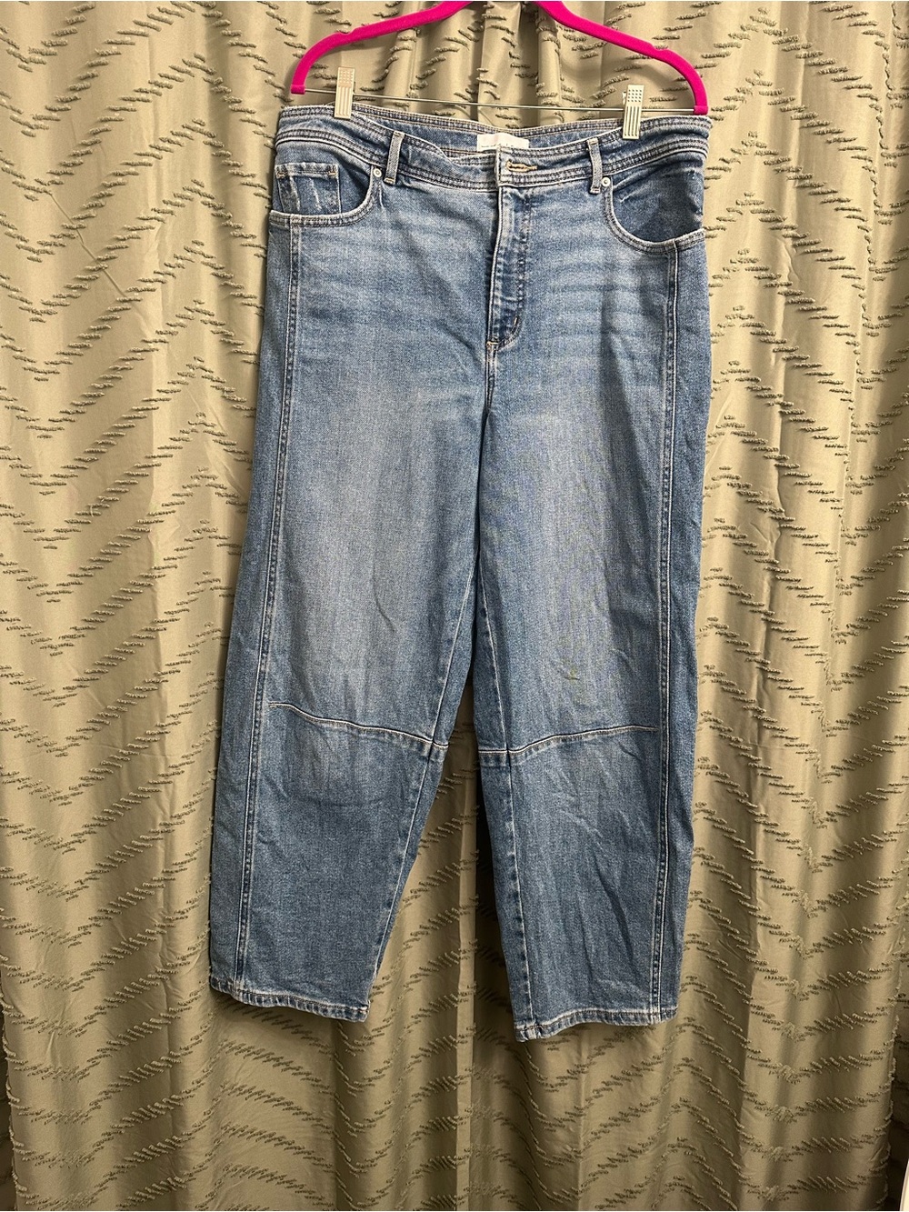 Ann Taylor loft the barrel jeans size 12 31
Great condition. Barely worn